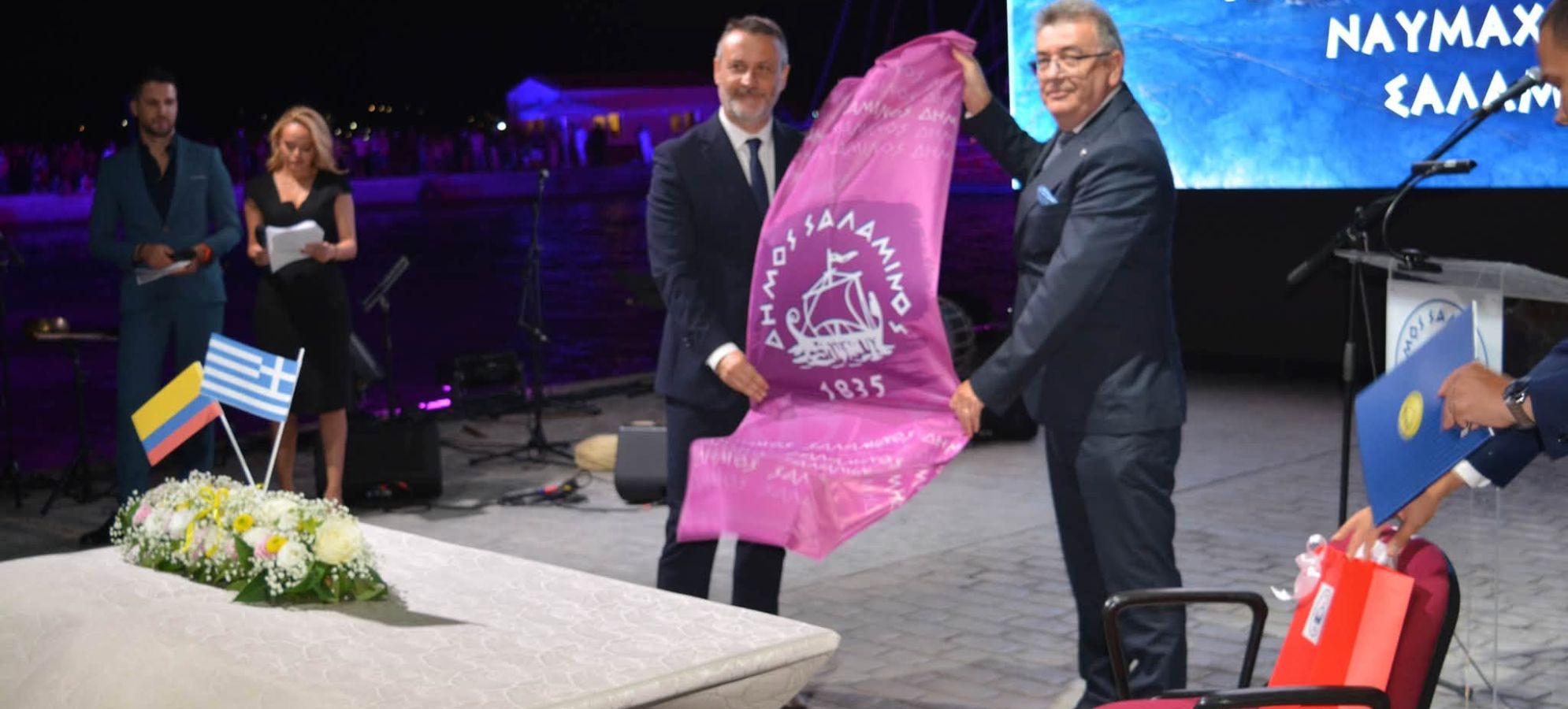 Ο Γιώργος Παναγόπουλος παρέδωσε το Λάβαρο των Σαλαμινομάχων στον Νίκο Σταυρέλη